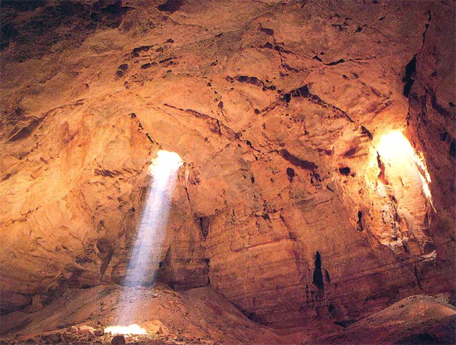 Jaskinia zwana jest Majlis Al Jinn lub Khoshilat Maqandeli 