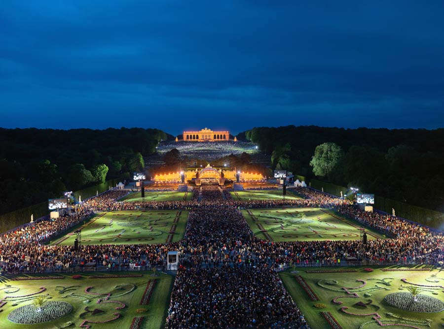 Koncert Wiedeńskich Filharmoników w parku przy Pałacu Schönbrunn