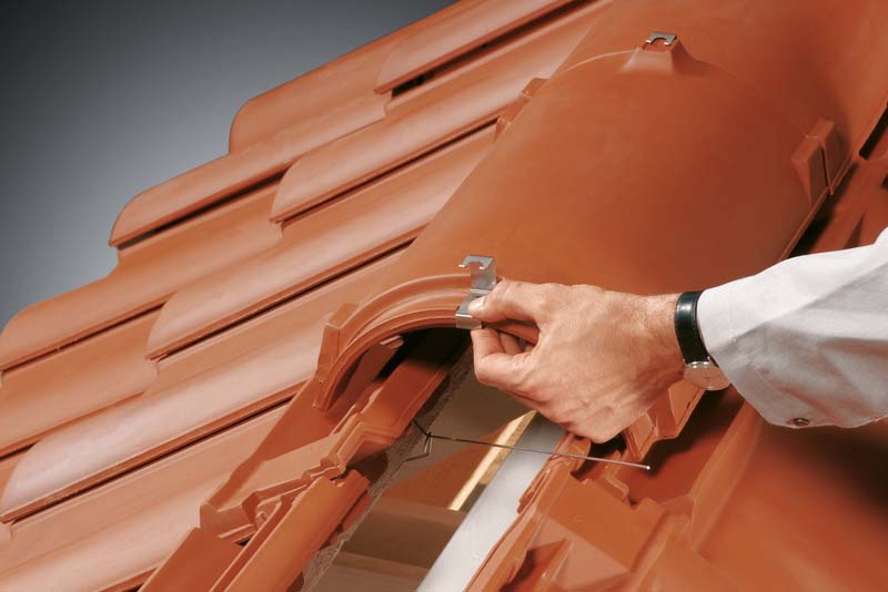 montaż gąsiora dachowego