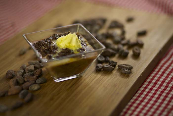 Czekoladowo-rabarbarowe crumble deser