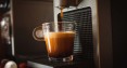 Ekspres do kawy to nie wszystko! Sprawdź, jak serwować ulubione napoje kawowe jeszcze lepiej!