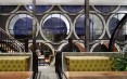 Restauracja i bar wewnątrz betonowych rur w Prahran Hotel Melbourne, Australia.